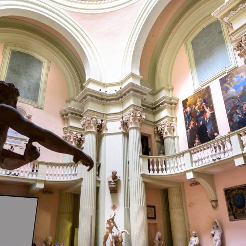 interno dell'aula magna dell'accademia di belle arti con statua in primo piano