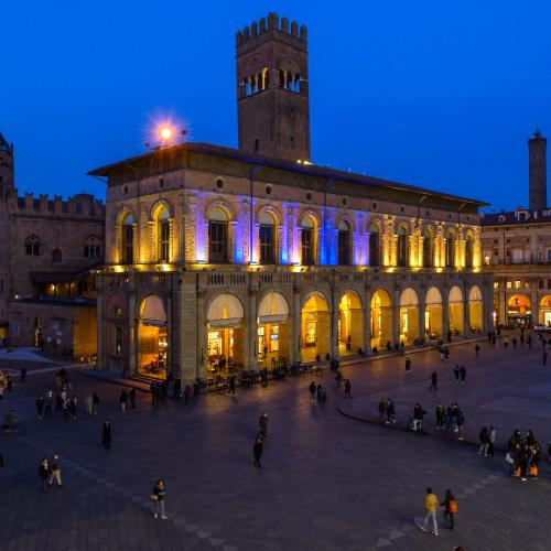 vista notturna del palazzo del podestà illuminato