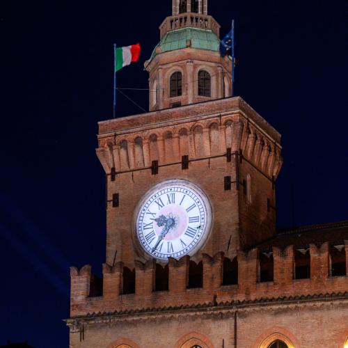 la torre dell'orologio illuminata di notte