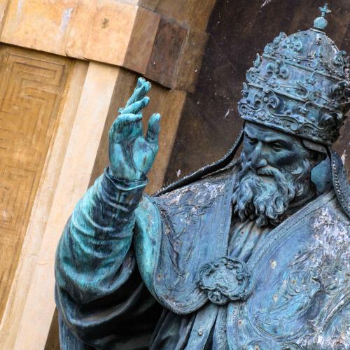la statua di Gregorio XIII sulla facciata del palazzo