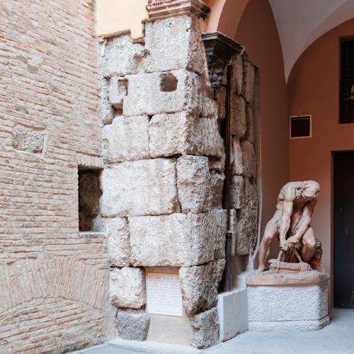 vista del tratto di mura di selenite nel cortile dell'edificio