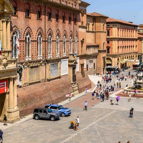vista del palazzo comunale verso via indipendenza