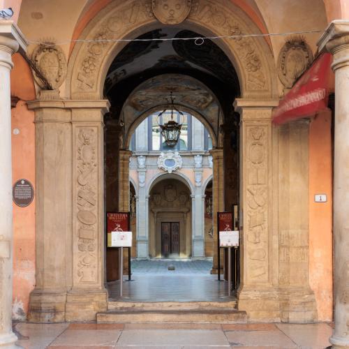 vista frontale dell'ingresso alla biblioteca