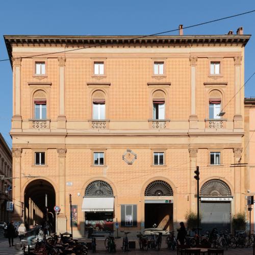 vista dell'edificio da piazza galvani