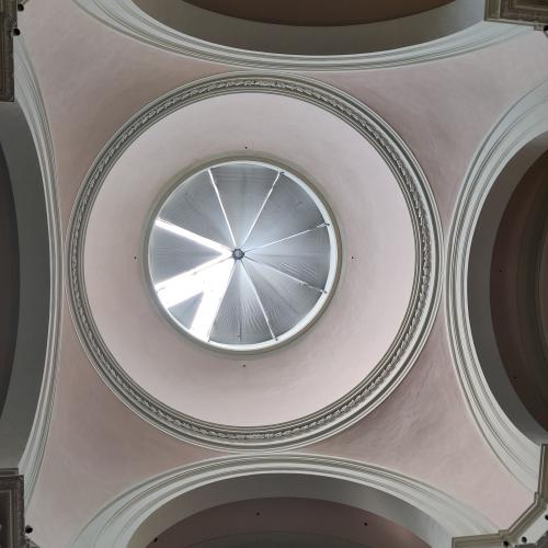 vista di sotto in su verso l'interno della cupola dell'aula magna dell'accademia di belle arti