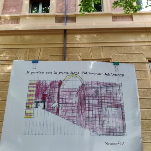 disegno di bambino con il portico con la Targa Unesco