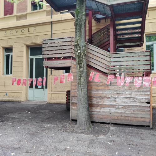 lo striscione di presentazione nel cortile della scuola