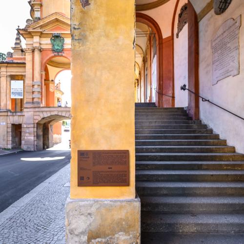 vista della targa in prossimità del Meloncello