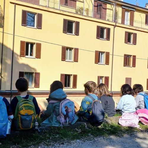 i bimbi di spalle mentre disegnano i portici