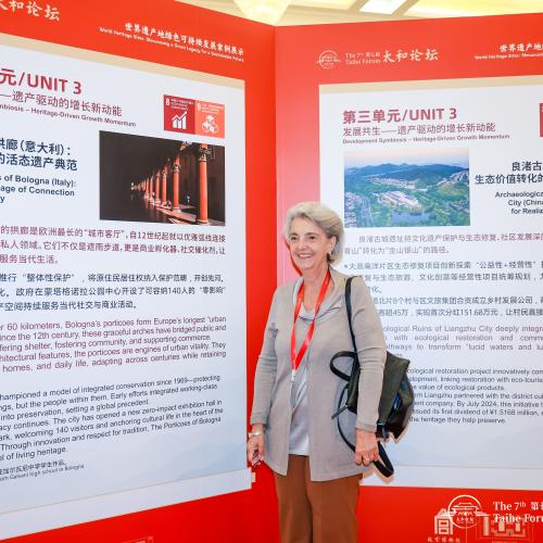 la Site Manager davanti ai pannelli didascalici del sito dei Portici di Bologna