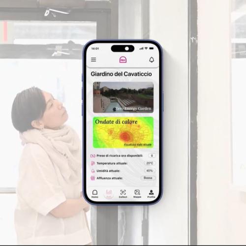videata cellulare che mostra un'app innovativa per monitorare i rifugi climatici a Bologna