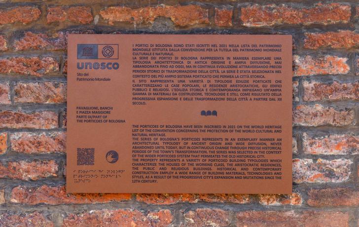la targa con la motivazione dell'iscrizione alla lista del patrimonio mondiale unesco