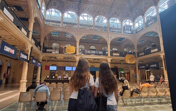 le due studentesse in Salaborsa