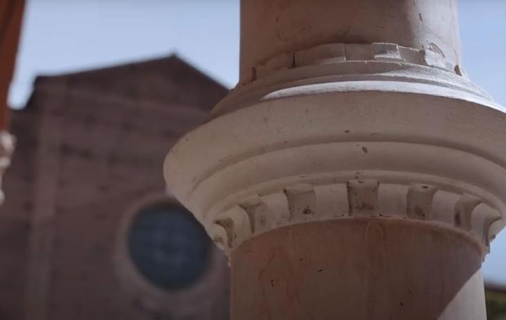 dettaglio di una colonna del Portico dei Servi