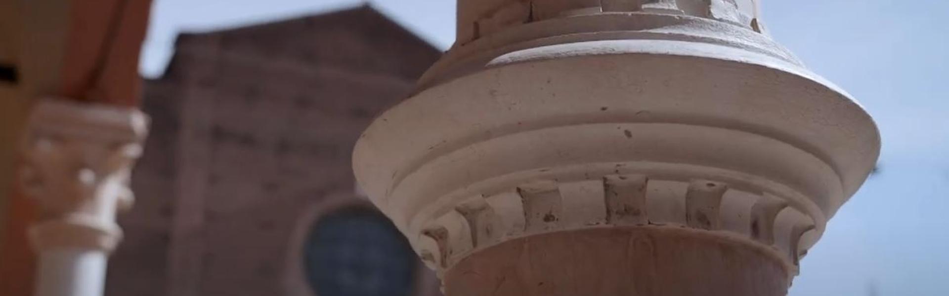 dettaglio di una colonna del Portico dei Servi